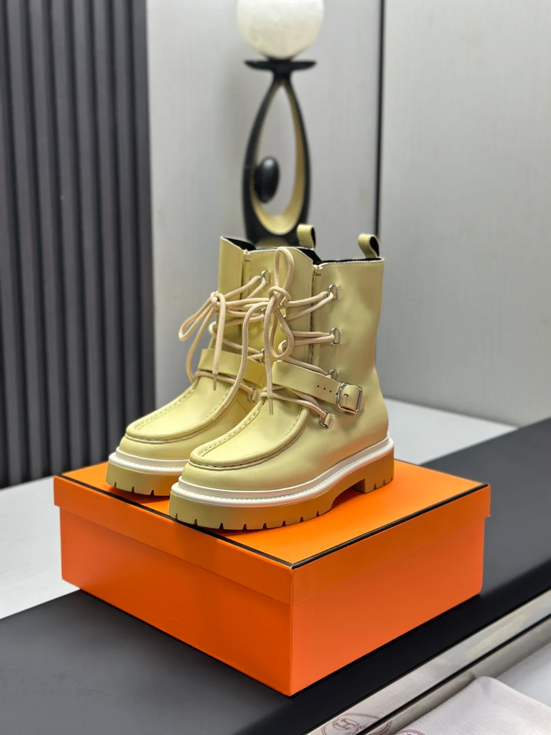 👟👟Ex-factory price 820👟👟 Hermes Martin boots fe new arrival~ Autumn and winter new Bouncing Martin boots casual shoes, the most comfortable shoes from Hermès, no one else⃣️, very light on the feet and good-looking, you will not feel tired when you go shopping and running around👍 The cowhide stitching feels good, very beautiful and versatile, very light and comfortable Hermès GD9321 is perfect for both sports and leisure. It feels great when you step on it! ✔️Fabric: Imported cowhide ✔️Inner lining: Imported silk sheepskin for lining insoles ✔️Outsole: Seamless combination of IP+TPU (multi-color letters) German technology irradiation machine ✔️Size: #35-40 code 🎁Top quality, simultaneous full set of packaging
